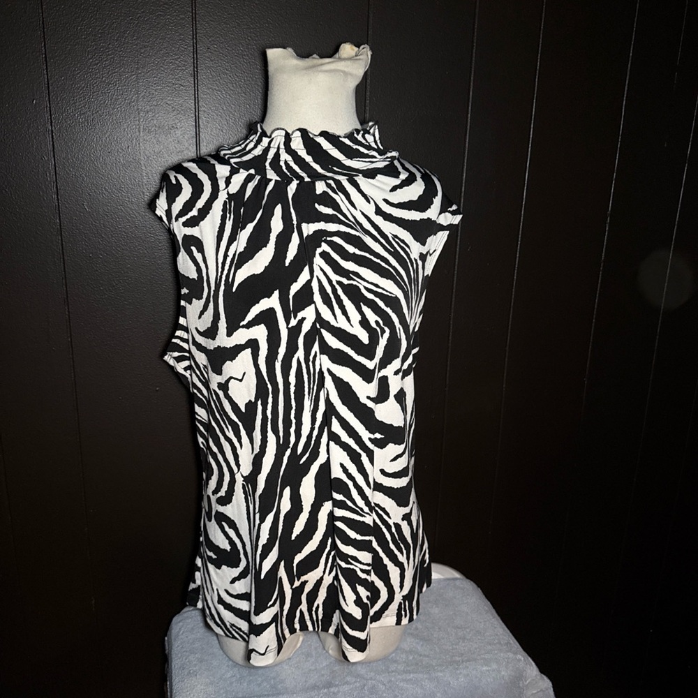 Mock Neck Sleeveless Zebra-Print Blouse - Black & White